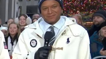 Le manteau à bascule de l’équipe Craig Melvin USA du Today Show tel que vu dans Today Show