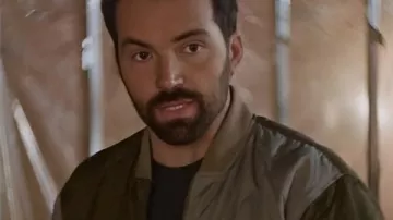 Veste en duvet matelassée Ripple 2025 d’Ian Harding portée par Nate (Ian Harding) telle que vue dans Ripple (S01)