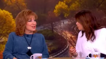 Collier Julietta Éze porté par Joy Behar tel que vu dans The View le 3 décembre 2025