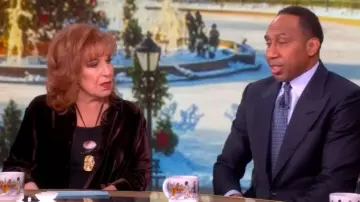 Eileen Fisher Classique Haut à col long porté par Joy Behar tel que vu dans The View le 4 décembre 2025