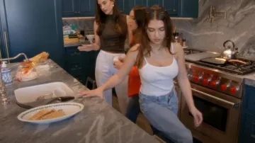 Débardeur blanc Belle Bow Brandy Melville porté par Portia Umansky tel que vu dans Les Vraies Femmes au Foyer de Beverly Hills (S15E01)