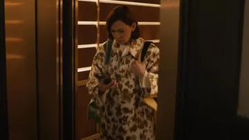 Balmacaan de mujer sobredimensionado de Michael Kors llevado por Elsbeth Tascioni (Carrie Preston) como se ve en Elsbeth (S03E08)
