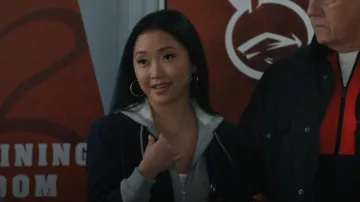 Cinco a sept Zip Up Le Petit Khloe Blazer llevado por Peyton Ramsey (Lana Condor) visto en Elsbeth (S03E08)