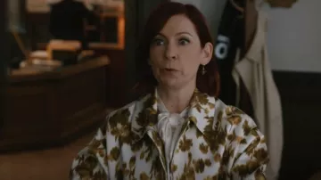 Pendientes de limón y lima de Peggy Li usados por Elsbeth Tascioni (Carrie Preston) tal como se ve en Elsbeth (S03E08)