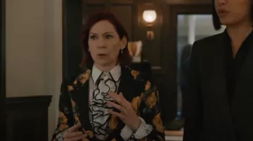 Pendientes de Peggy Li Coquetadores que lleva Elsbeth Tascioni (Carrie Preston) tal como se ve en Elsbeth (S03E08)
