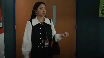 Bolsa de salpicadero Cargo Veronica Beard usada por Peyton Ramsey (Lana Condor) como se ve en Elsbeth (S03E08)