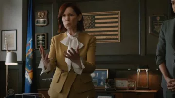 Haut à col cravate Ted Baker Ressia, ivoire porté par Elsbeth Tascioni (Carrie Preston) tel que vu dans Elsbeth (S03E08)
