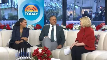 Chaqueta vaquera Veronica Beard Anoki Dickey llevada por Sheinelle Jones, vista en Today el 5 de diciembre de 2025