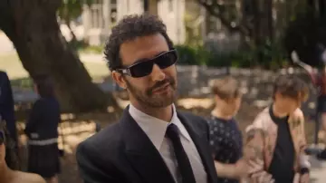 Lunettes de soleil Prada PR20WS noires portées par Charlie (Jordan Firstman) telles que vues dans I Love LA (S01E06)