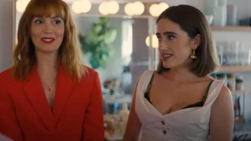 Chaleco de lunes Vivienne Westwood en blanco llevado por Maia (Rachel Sennott) como se ve en I Love LA (S01E06)