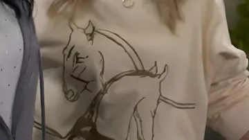 Sweat brodé de chevaux porté par (Beth Behrs) dans le quartier