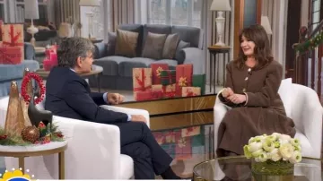 Maison de la veste Hai Marlene portée par Emily Mortimer, telle que vue dans Good Morning America le 4 décembre 2025