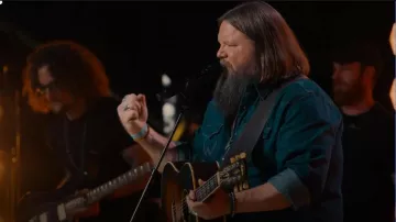 Camiseta de manga larga Wrangler Retro Premium con broches y manga larga llevada por Channing Wilson, tal como se ve en The Road (S01E08)