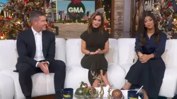 Robe midi à col roulé tricot en laine Ramy Brook Natalie portée par Rebecca Jarvis, vue dans Good Morning America le 5 décembre 2025