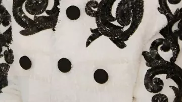 Veste en tweed à sequins blancs portée par Self (Jessica Markowski) dans Owning Manhattan