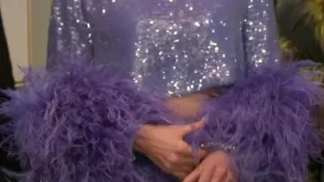 Crop Top violet à sequins porté par Self (Jessica Markowski) dans Owning Manhattan