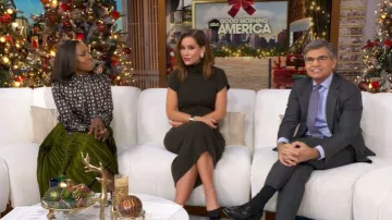 Chemisier à col cravate en satin Fendi porté par Deborah Roberts tel que vu dans Good Morning America le 5 décembre 2025