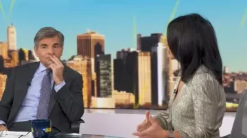 Robe midi plissée dorée Badgley Mischka portée par Tara Narula telle que vue dans Good Morning America le 5 décembre 2025