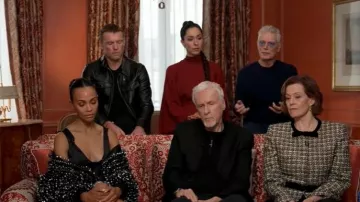 Veste en tweed Valentino Garavani portée par Sigourney Weaver telle que vue dans Good Morning America le 4 décembre 2025