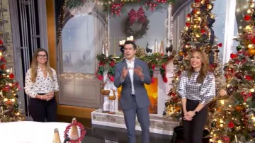 Chemisier à carreaux de soie Ganni porté par Lori Bergamoto tel que vu dans Good Morning America le 8 décembre 2025