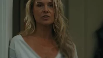 Landman S02 Ali Larter Blusa blanca llevada por Angela Norris (Ali Larter) tal como se ve en Landman
