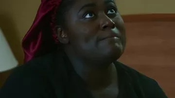 Oh. Quoi. Amusement. T-shirt noir imprimé Danielle Brooks Santa porté par Morgan (Danielle Brooks) tel que vu dans Oh. Quoi. Amusement.