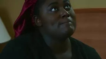 Oh. Quoi. Amusement. T-shirt noir imprimé Danielle Brooks Santa porté par Morgan (Danielle Brooks) tel que vu dans Oh. Quoi. Amusement.