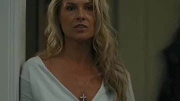 Landman S02 Ali Larter White Top llevada por Angela Norris (Ali Larter) tal como se ve en Landman (S01)