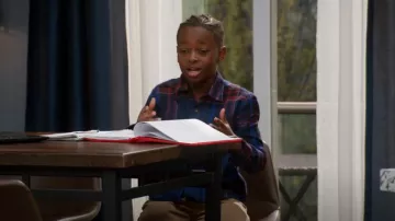 Vieille chemise en flanelle douce brossée bleu marine pour garçons portée par Christian Payne telle que vue dans House of Payne (S14E15)