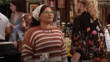 Jersey de Madelyn de Free People llevado por Isabella (Belissa Escobedo) visto en Happy's Place (S02E01)