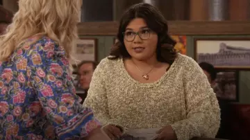 Jersey de luciérnagas Free People que lleva Isabella (Belissa Escobedo) visto en Happy's Place (S02E02)