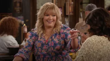Vestido de Veronica Beard Hawken que lleva Gabby (Melissa Peterman) visto en Happy's Place (S02E02)