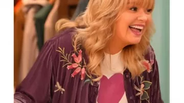 Chaqueta de terciopelo bordada de Happys Place S2 Melissa Peterman llevada por Gabby (Melissa Peterman) en Happy's Place