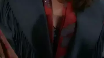 Manteau gris à franges (0 critique) porté par (Jen Jacob) dans Beyond the Gates