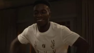 Camiseta de mano John Varvatos Multi Peace llevada por Carlton Banks (Olly Sholotan) vista en Bel-Air (S04E06)