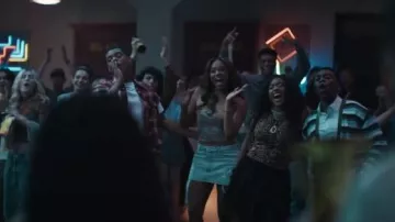 Minifalda Blank Nyc Tie Breaker llevada por Lisa Wilkes (Simone Joy Jones) vista en Bel-Air (S04E07)