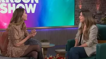 Mini-robe en soie plissée à pois Alessandra Rich portée par Michelle Monaghan, vue dans The Kelly Clarkson Show le 1er décembre 2025