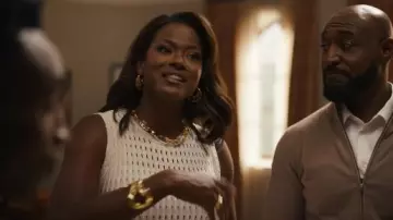 Collar de almohada líquida de lucita de Alexis Bittar usado por Vivian Banks (Cassandra Freeman) tal como se ve en Bel-Air (S04E07)