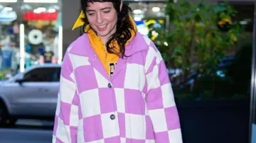 Sarah Sherman NYC 2025 Long manteau à Timothée Chalamet dédie une chanson à Sarah Sherman - SNL