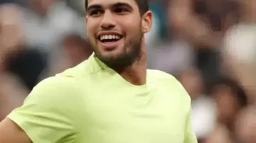 Carlos Alcaraz Un T-shirt Racquet at The Rock dans Carlos Alcaraz vs Frances Tiafoe Match d’exhibition complet Faits marquants | Une raquette à The Rock 2025 (États-Unis)