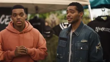 Camisa de uniforme vaquero desgastado de Helmut Lang que lleva Drew (Nicholas Duvernay) como se ve en Bel-Air (S04E07)