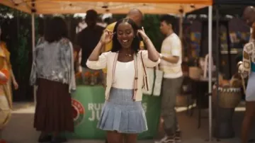 Jupe mini Alice + Olivia Carter portée par Deirdre telle que vue dans Bel-Air (S04E07)