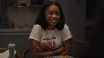 Re/Done What's Happening Graphic Classic camiseta usada por Ashley Banks (Akira Akbar) vista en Bel-Air (S04E07)