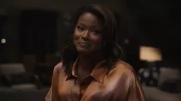 Camiseta de manga de seda de seda Lafayette 148 Nueva York Oversized llevada por Vivian Banks (Cassandra Freeman) vista en Bel-Air (S04E07)