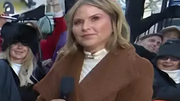Le manteau enveloppant marron Jenna Bush Hager 2025 du Today Show tel que vu dans Today Show