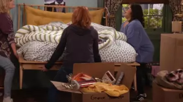 Sambae Adidas llevada por Isabella (Belissa Escobedo) vista en Happy's Place (S02E04)