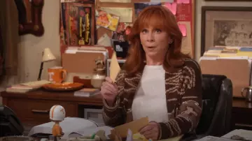 Cuerda de seda de lino y cuello chal de la colección Ralph Lauren llevado por Bobbie (Reba McEntire) tal como se ve en Happy's Place (S02E04)