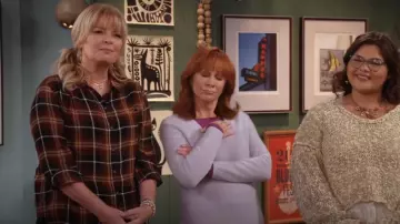 Camiseta Elliot de Beach Lunch Lounge que lleva Gabby (Melissa Peterman) vista en Happy's Place (S02E04)