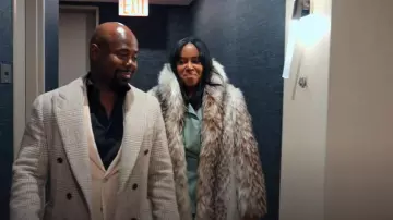 Fabuloso abrigo de cuello chal de piel sintética Arctic Wolf Wolf que lleva Tricia Lee como se ve en Owning Manhattan (S02E01)