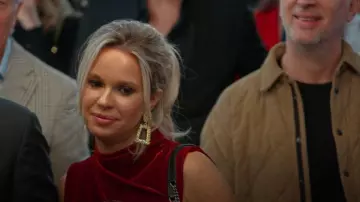 Boucles d’oreilles géométriques Doubnine Gold Drop - Doubnine Store portées par Jess Taylor telles que vues dans Owning Manhattan (S02E01)